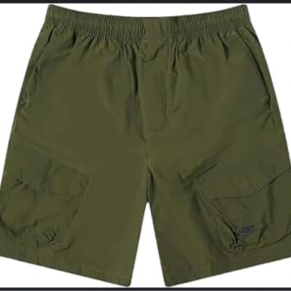 NWT Nike sportswear tech, essentials woven unlined, utility shorts size M NWT